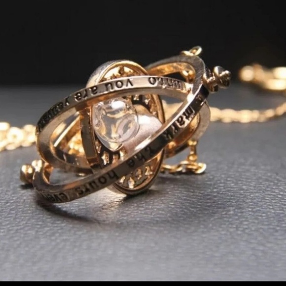 🔹️HARRY POTTER Gold-Tone Time Turner Necklace - Picture 5 of 7